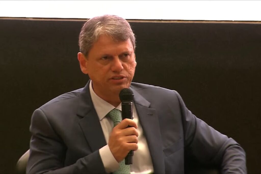 em-lisboa,-tarcisio-e-anunciado-como-“presidenciavel”-e-elogia-derrite