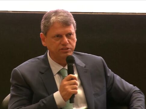 em-lisboa,-tarcisio-e-anunciado-como-“presidenciavel”-e-elogia-derrite