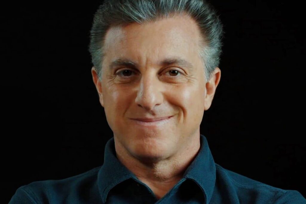 luciano-huck-brinca-sobre-parte-do-corpo-que-e-o-“charme”-dele