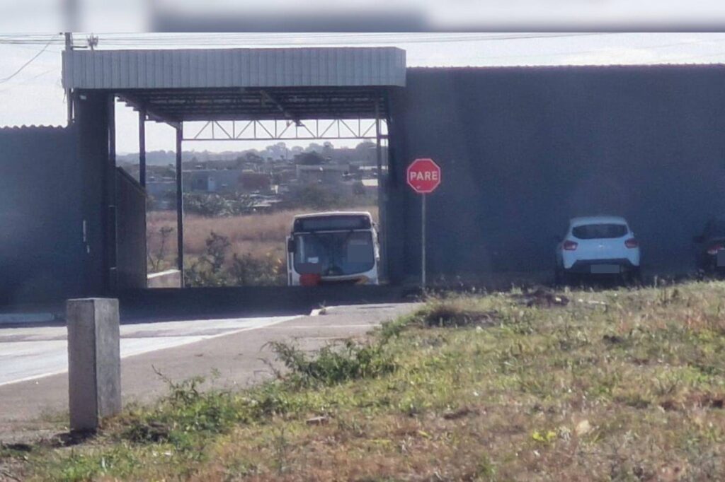 apos-denuncia,-rodoeste-retira-placa-de-garagem-em-parque-no-df