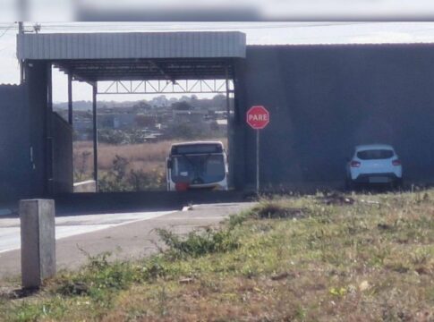 apos-denuncia,-rodoeste-retira-placa-de-garagem-em-parque-no-df