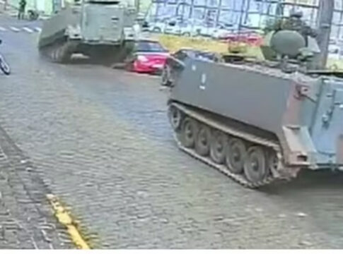 video:-tanque-do-exercito-destroi-carros-ao-tragefar-na-contramao