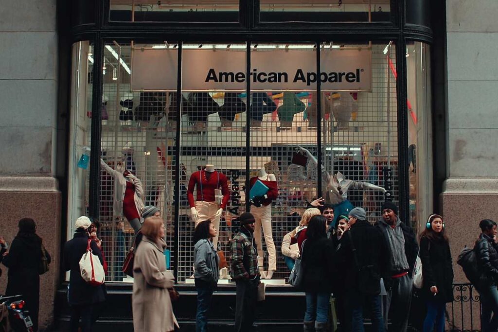 american-apparel:-netflix-revela-bastidores-da-marca-e-“seita-fashion”