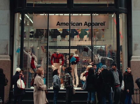american-apparel:-netflix-revela-bastidores-da-marca-e-“seita-fashion”