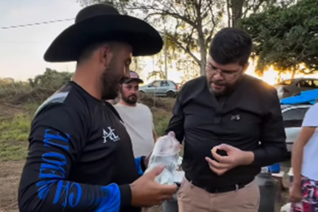 substituto-de-padre-robson-toma-pinga-com-romeiros:-“delicia”.-video
