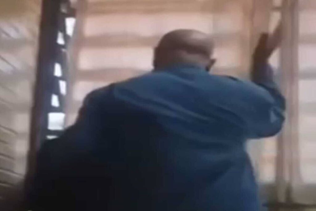 video:-aluno-faz-deboche-durante-a-aula-e-leva-tapa-de-professor-no-df
