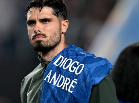pedro-neto-faz-homenagem-a-diogo-jota-durante-minuto-de-silencio.-veja