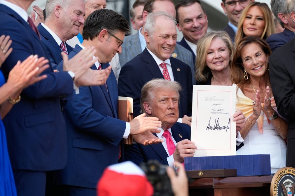 trump-sanciona-megaprojeto-que-corta-impostos-e-aumenta-gastos-dos-eua