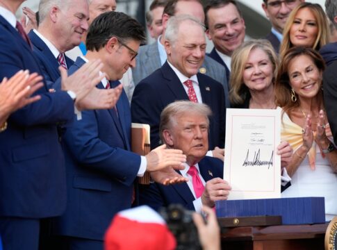 trump-sanciona-megaprojeto-que-corta-impostos-e-aumenta-gastos-dos-eua
