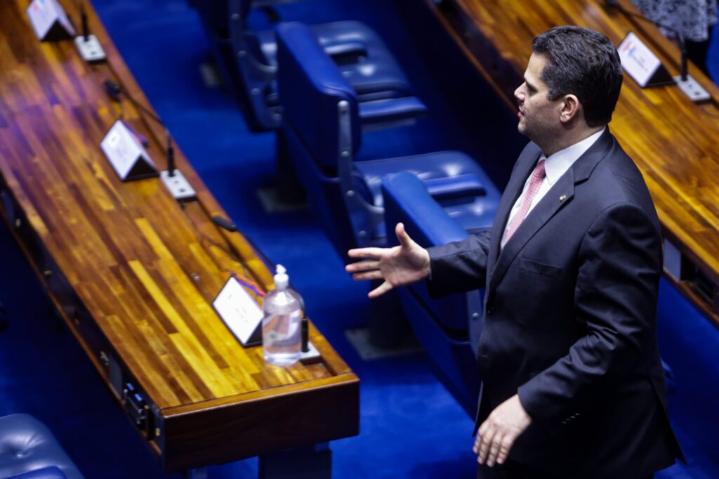 planalto-deve-entregar-correios-a-alcolumbre-com-um-presentao-no-cofre