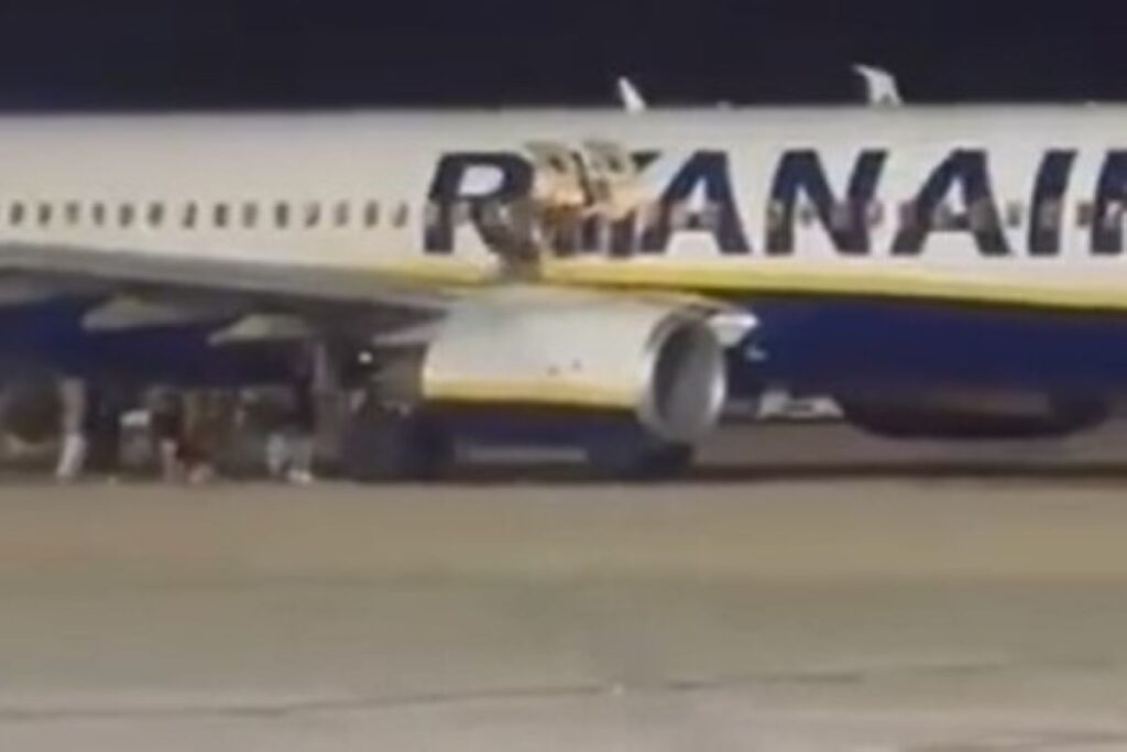 alarme-falso-de-incendio-em-aviao-causa-panico-e-deixa-feridos.-video