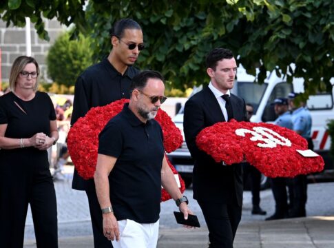 van-dijk-e-robertson-fazem-homenagem-especial-a-diogo-jota-em-enterro