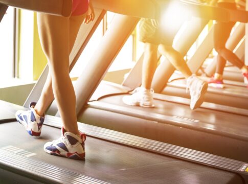 caminhar-em-inclinacao-queima-7%-mais-gordura-que-correr,-diz-estudo