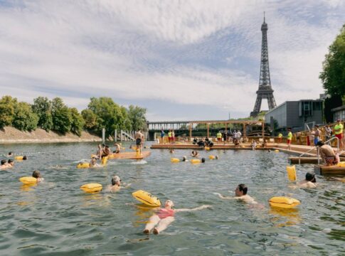 despoluicao:-primeiros-banhistas-se-aventuram-no-rio-sena,-em-paris