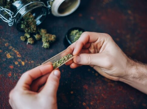 em-dois-anos,-mais-de-1-mil-foram-presos-com-ate-40g-de-maconha
