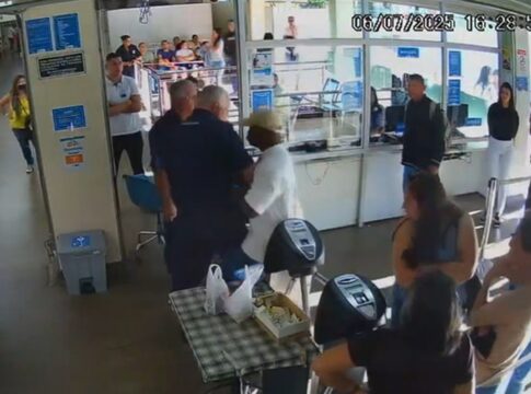 df:-veja-momento-em-que-pm-de-folga-invade-hospital-e-ataca-vigilantes