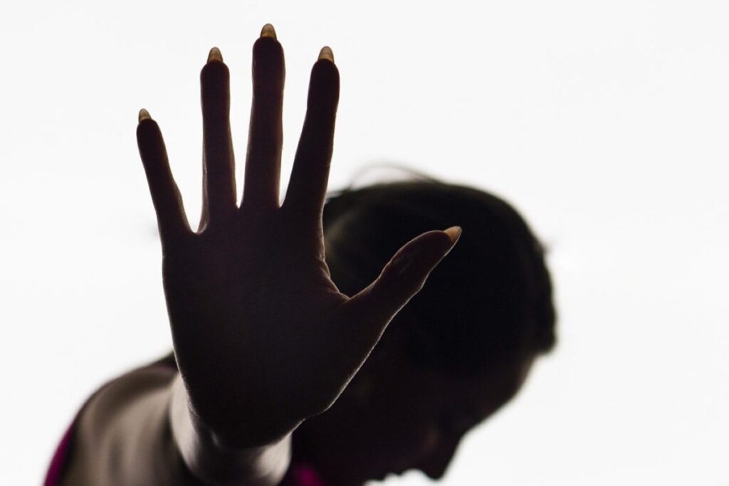 “beberia-o-sangue-de-todos”:-homem-ameaca-mulher-e-filhos-de-morte