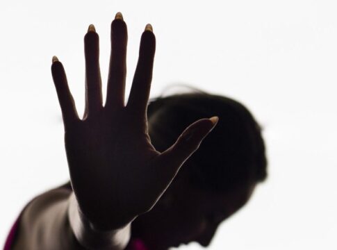 “beberia-o-sangue-de-todos”:-homem-ameaca-mulher-e-filhos-de-morte
