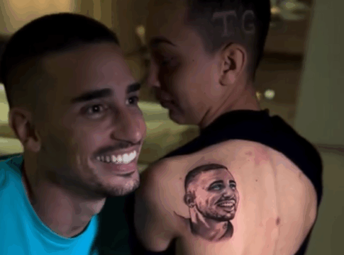 video:-fa-tatua-rosto-de-thiago-galhardo,-atacante-do-santa-cruz