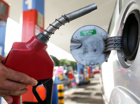 combustivel:-governo-preve-queda-de-preco-se-petroleo-mantiver-cotacao