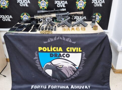 milicianos-que-extorquiam-moradores-sao-presos-com-arsenal-de-guerra-no-rj