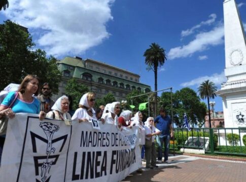 avos-da-praca-de-maio-encontram-140°-neto-sequestrado-pela-ditadura