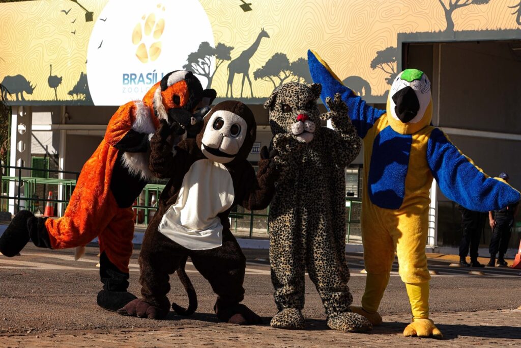 publico-celebra-reabertura-do-zoologico-apos-casos-de-gripe-aviaria