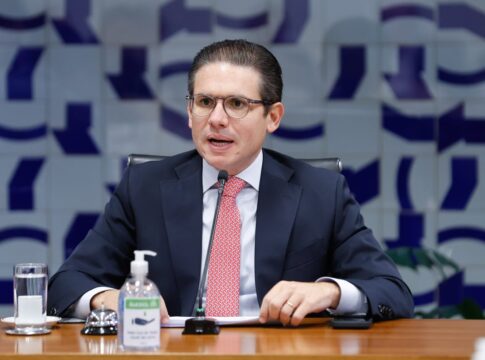 com-motta-sofrendo-ataques,-base-de-lula-defende-regulacao-das-redes