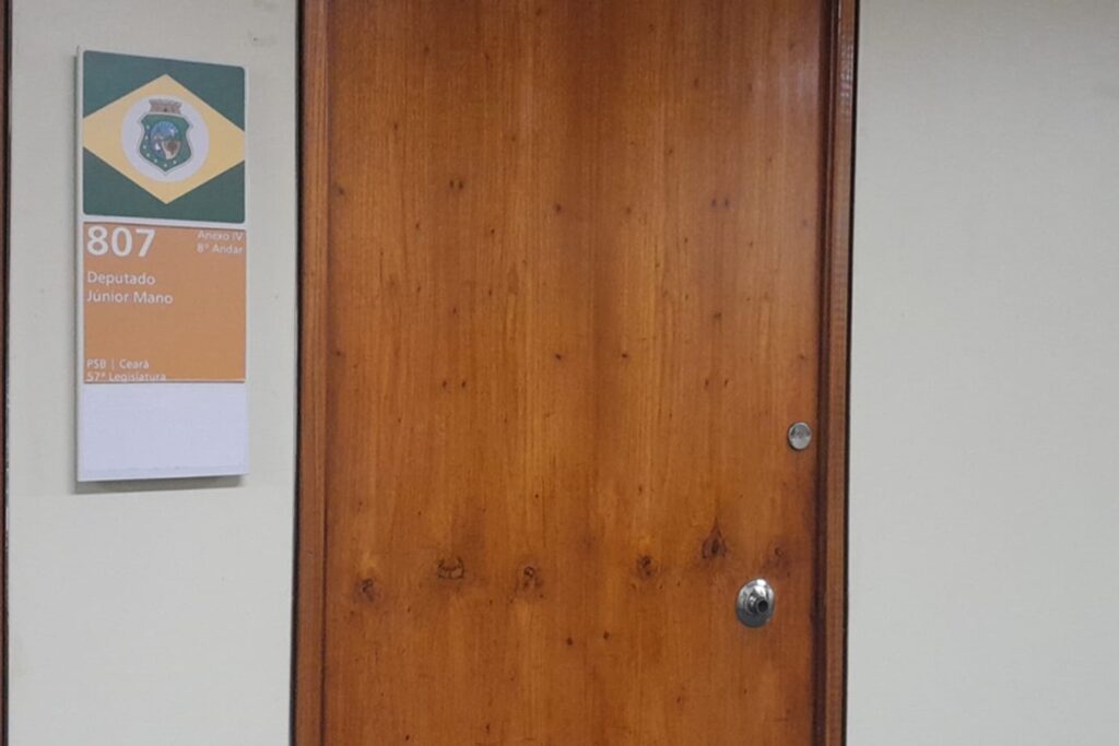 alvo-de-operacao,-deputado-junior-mano-tem-gabinete-vasculhado-pela-pf
