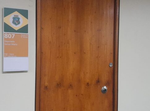 alvo-de-operacao,-deputado-junior-mano-tem-gabinete-vasculhado-pela-pf