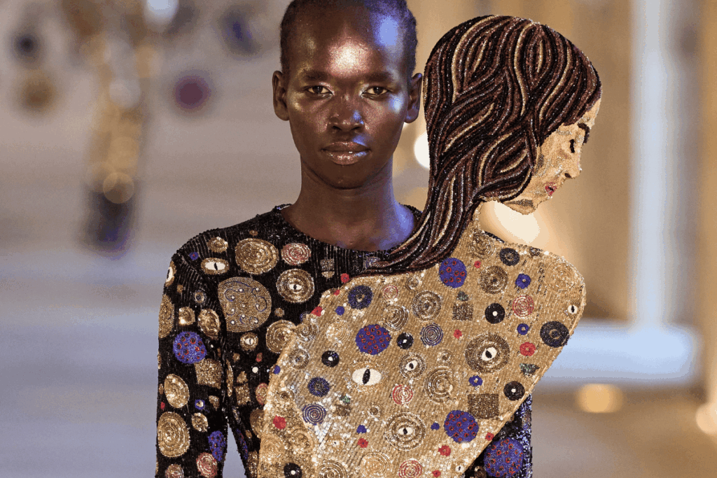 gustav-klimt:-o-beijo-e-outras-obras-inspiram-desfile-de-alta-costura
