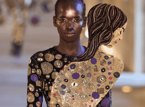 gustav-klimt:-o-beijo-e-outras-obras-inspiram-desfile-de-alta-costura