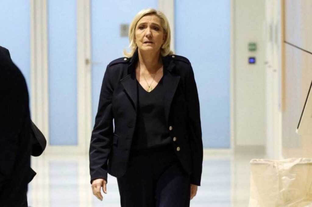 franca:-policia-invade-partido-de-le-pen,-lider-da-extrema-direita