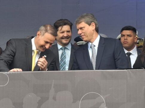 cotados-ao-governo-de-sp-ganham-de-tarcisio-medalha-de-heroi-paulista
