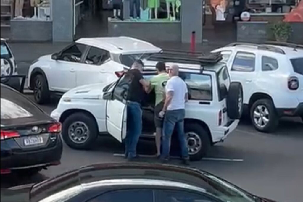 novo-video-mostra-publicitario-rendido-e-apanhando-de-policiais-na-frente-do-filho