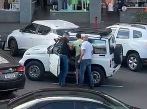 novo-video-mostra-publicitario-rendido-e-apanhando-de-policiais-na-frente-do-filho