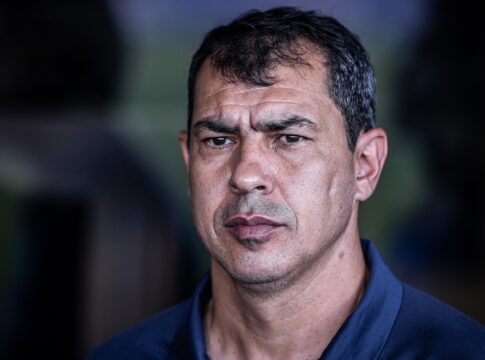 apos-demissao-de-carpini,-vitoria-anuncia-carille-como-novo-tecnico