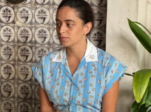atriz-de-ainda-estou-aqui-assume-relacao-com-diretor-de-novela