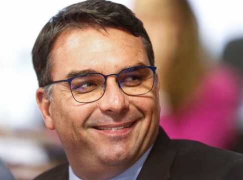 flavio-bolsonaro-“parabeniza”-lula:-“voce-conseguiu-ferrar-o-brasil”
