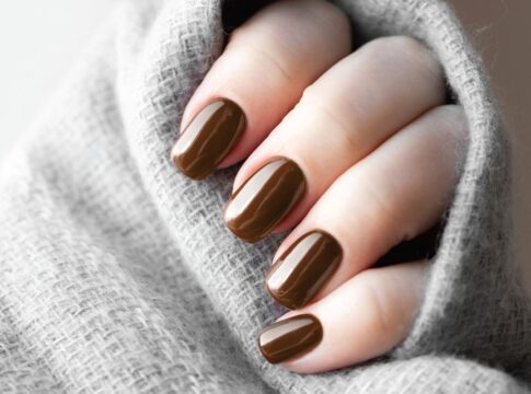 arrase-no-inverno:-veja-4-esmaltes-modernos-que-rejuvenescem-o-visual