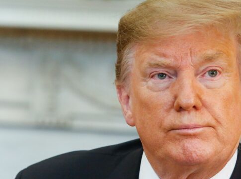 para-nobel-de-economia,-trump-usa-tarifas-para-proteger-ditadores