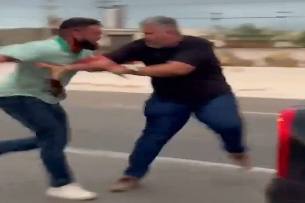 apos-batida,-motoristas-se-esfaqueiam-no-meio-do-transito.-video