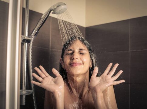 banho-diario-no-frio-e-mesmo-necessario?-dermatologista-responde