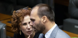 pt-ve-confissao-de-culpa-de-eduardo-bolsonaro-em-nota-sobre-tarifaco
