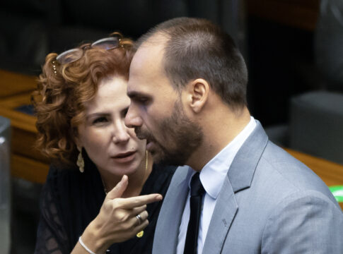 pt-ve-confissao-de-culpa-de-eduardo-bolsonaro-em-nota-sobre-tarifaco