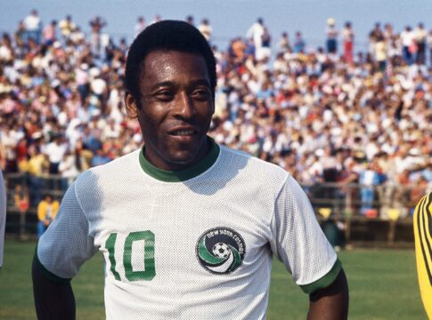 ex-time-de-pele-e-beckenbauer-anuncia-retorno-ao-futebol-profissional