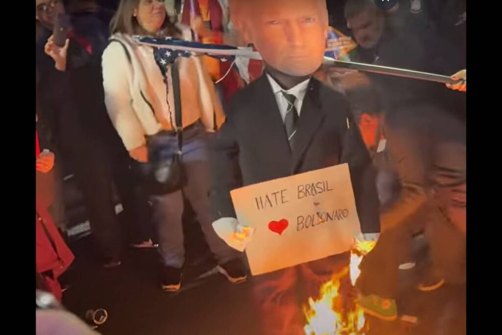 manifestantes-colocam-fogo-em-boneco-de-trump-na-avenida-paulista
