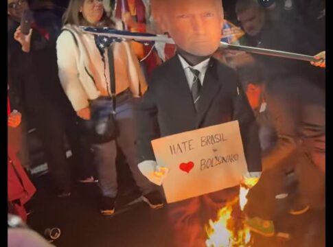 manifestantes-colocam-fogo-em-boneco-de-trump-na-avenida-paulista