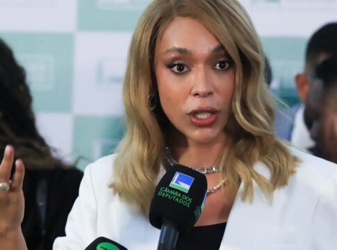 erika-hilton-pede-ao-stf-bloqueio-das-contas-de-eduardo-bolsonaro