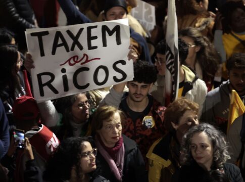 ato-na-avenida-paulista-pede-taxacao-de-super-ricos-e-condena-tarifaco